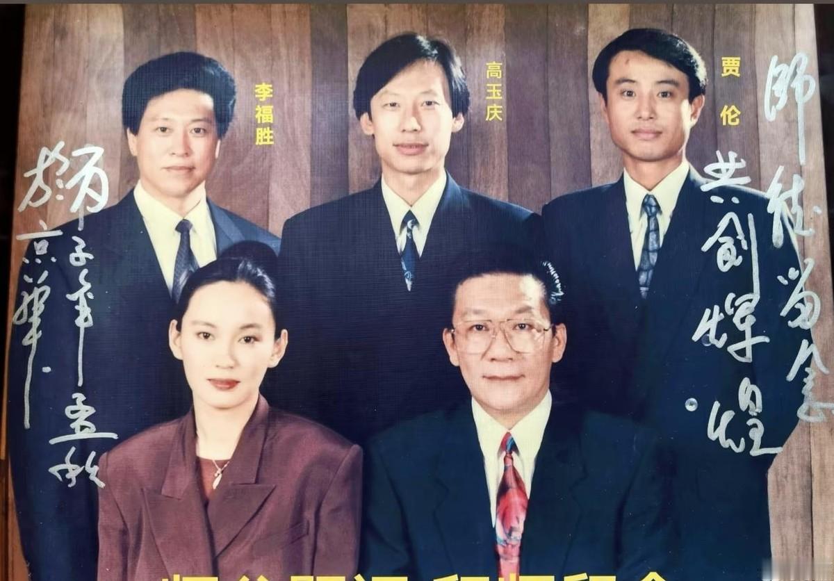 1996年9月，李福胜、贾伦、高玉庆三人正式拜师侯耀文。那场仪式，李金斗主持，