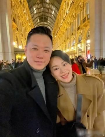 港圈名场面来了！李乘德与黄宗泽马来西亚偶遇上演世纪拥抱。黄宗泽曾与胡杏...