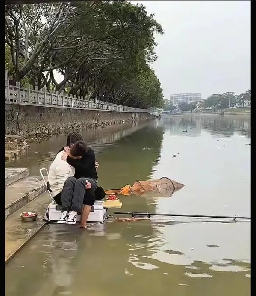 老板坐在办公室愁眉不展女秘书问老板为什么不开心？老板指着桌上的一封信内容是：
