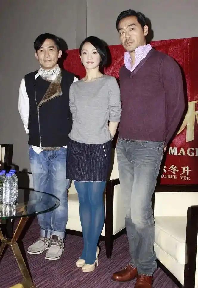 2012年，梁朝伟、刘青云、周迅为电影《大魔术师》路演时的合影。该片的导演是