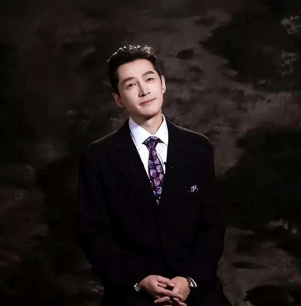 20年前那场车祸，张冕为护胡歌不幸离世，这份深情厚谊让胡歌铭记于心，他许下赡养张