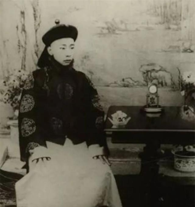 1905年，高大英俊的科尔沁亲王阿穆尔灵圭和他落落大方的妻子，留下的一张罕见的老