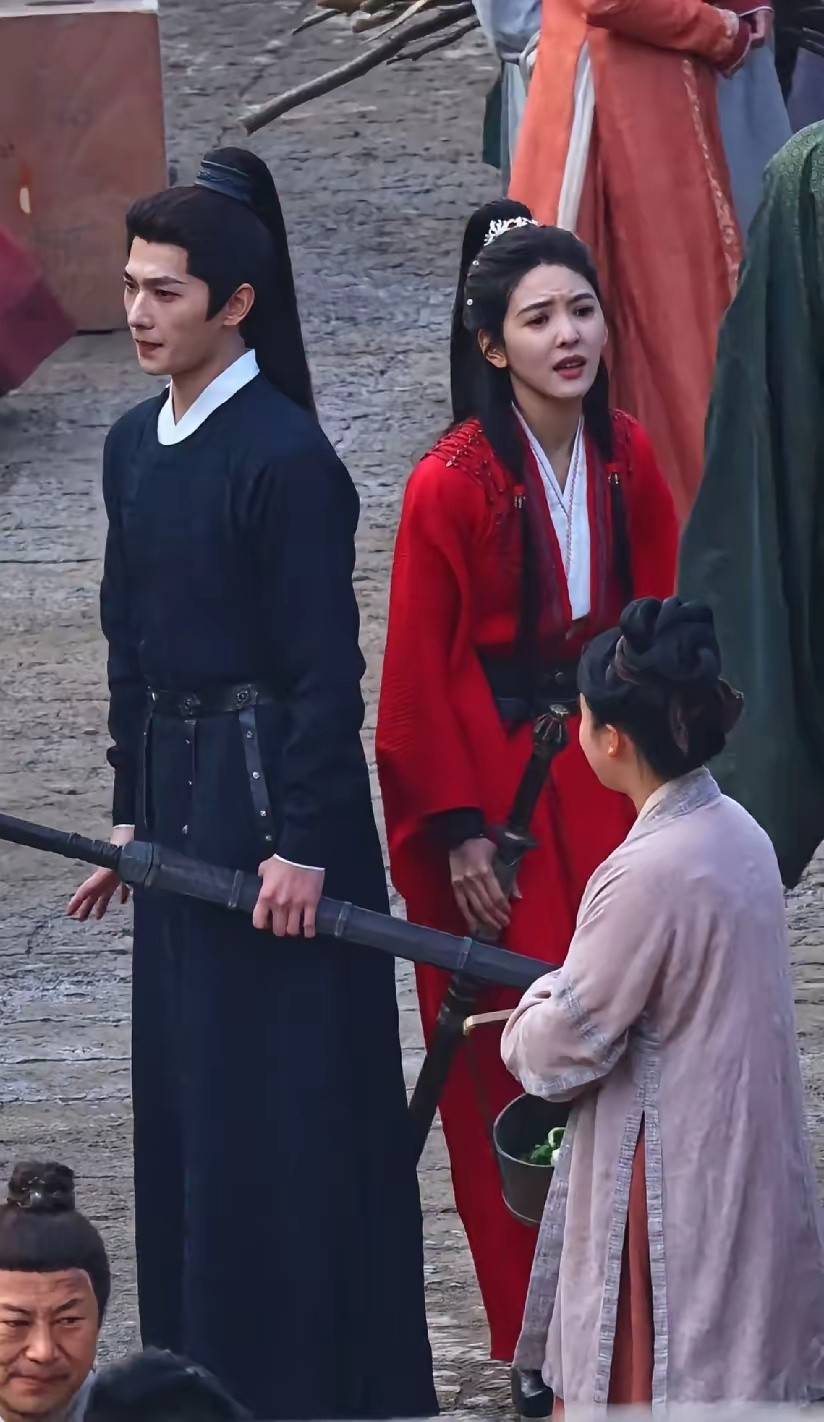 很少有明星像杨洋这样收工了还站的那么板正吧！反而章若楠一收工就立马弯腰驼背松弛下