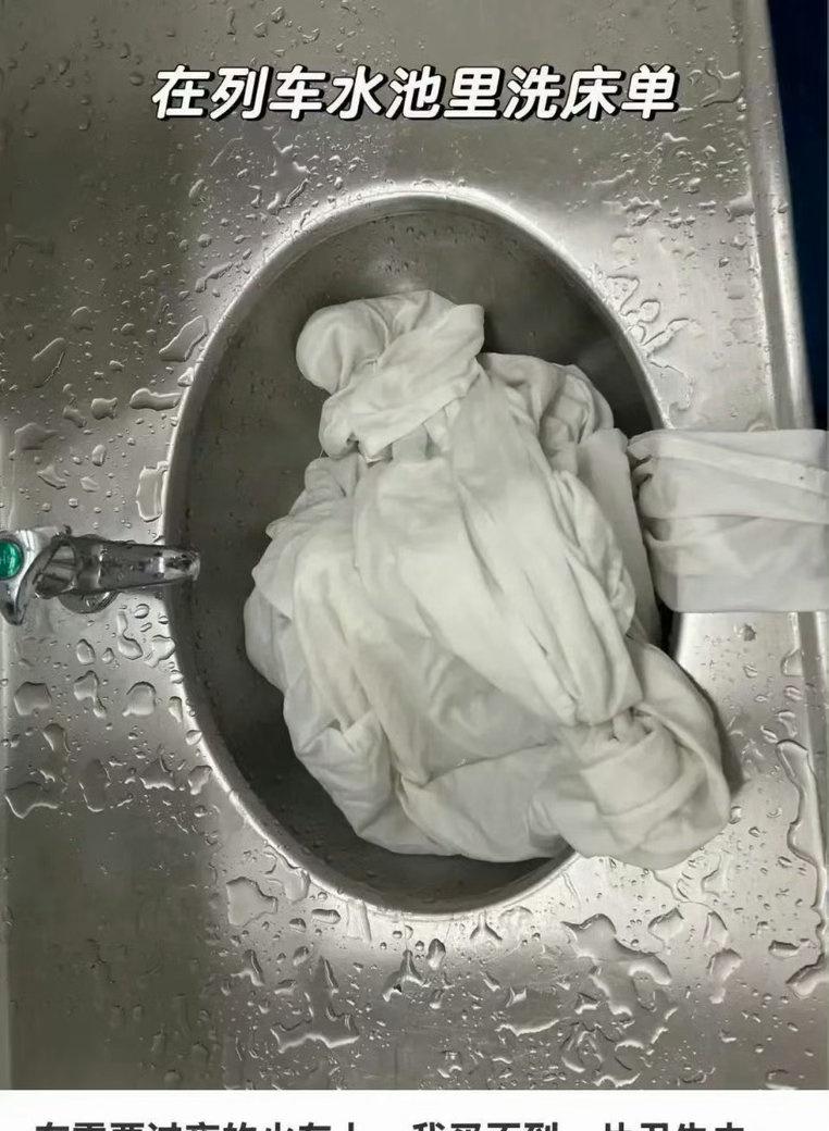 “女子称月经弄脏卧铺被事件班组被罚”一事，核心争议在于铁路服务规则与人性化执行的