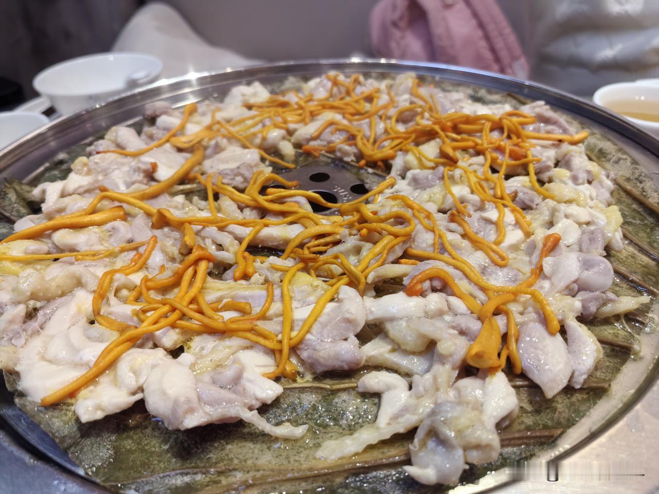 怎么这生菜上还有大青虫在爬？赶紧把服务员叫过来。她一看真有大青虫，忙说不好意