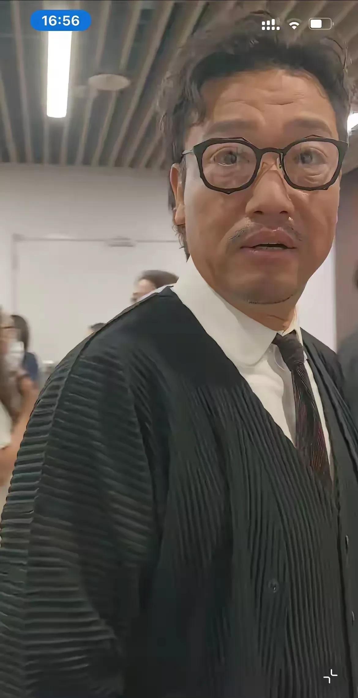 贾冰怎么瘦成这样了，完全变了模样，差点没认出来。还是觉得胖点的贾冰好看些，像个黑