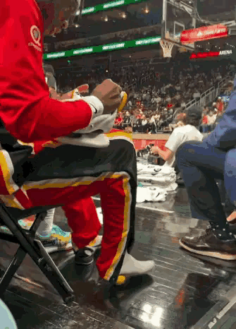 老鹰大将希尔德真是太不务正业了！在今天老鹰主场迎战国王的比赛中，当时双方的比赛正