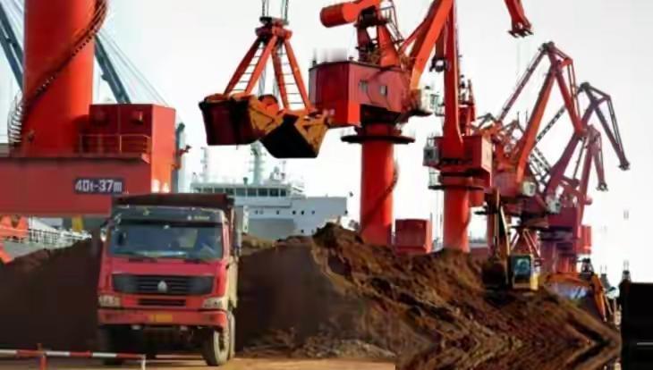 难怪美国稳坐钓鱼台，1200吨战略物资竟被内鬼偷偷贱卖！明明全球贸易博弈愈