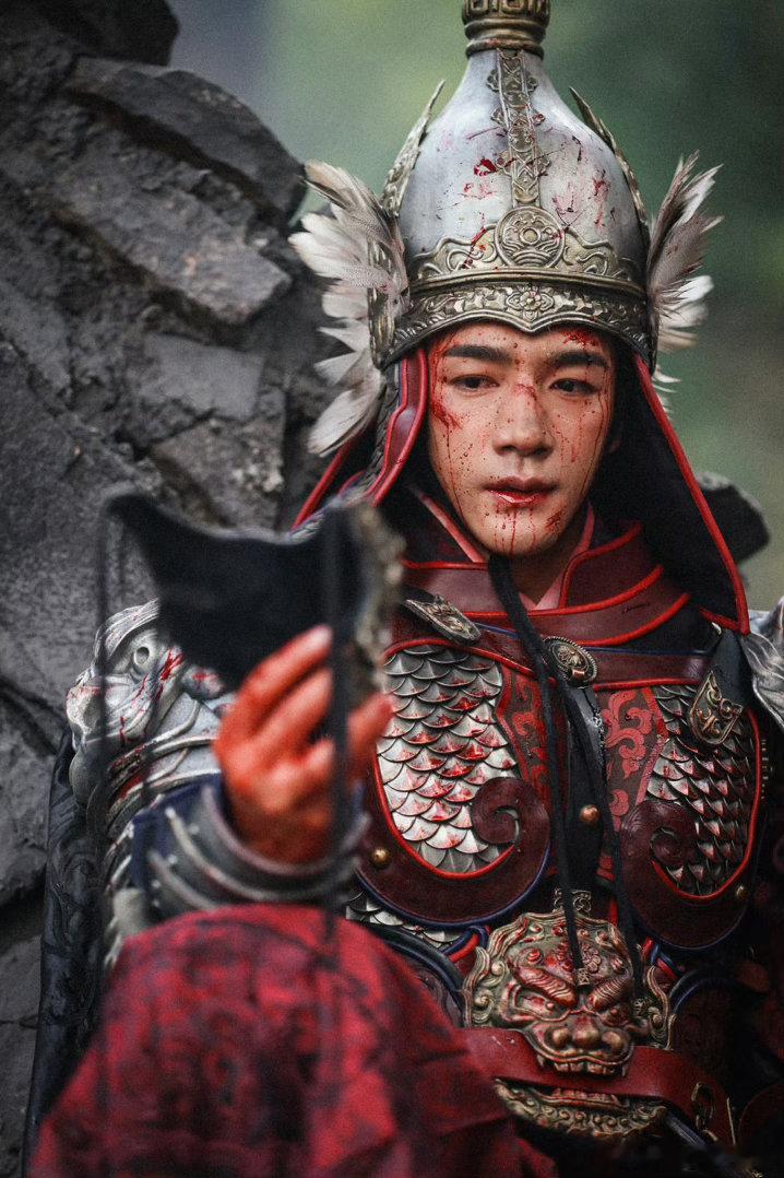 此沙战损此沙良陈美锦战损褪去少年意气尽显沧桑，此沙战损造型氛围感爆棚，一身落寞气
