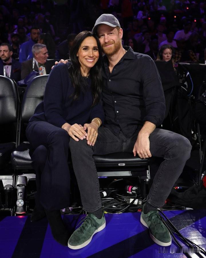 哈里和梅根被拍到在洛杉矶观看NBA全明星赛，两人坐在第一排喜笑颜开。苏塞克斯公