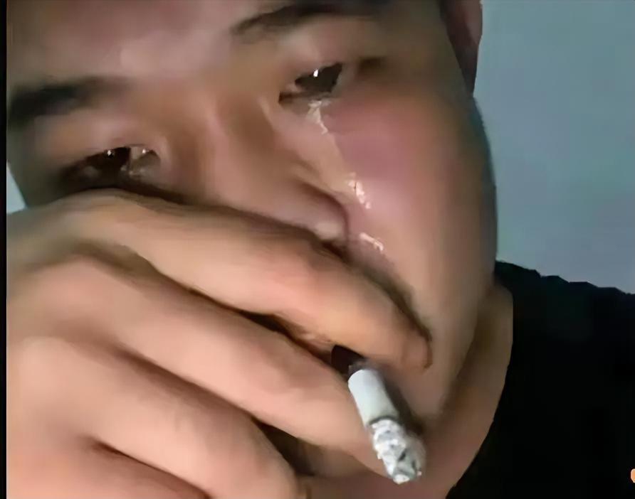 父亲脑梗生死未卜，女儿讲台上不敢接电话：被绑架的敬业还是人性的沦丧？