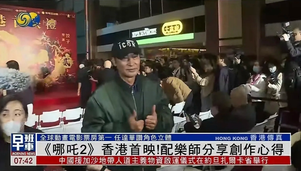 “猴赛雷啊！港片黄金时代返嚟啦！”2月18日晚，铜锣湾影艺戏院门口排起千米长龙