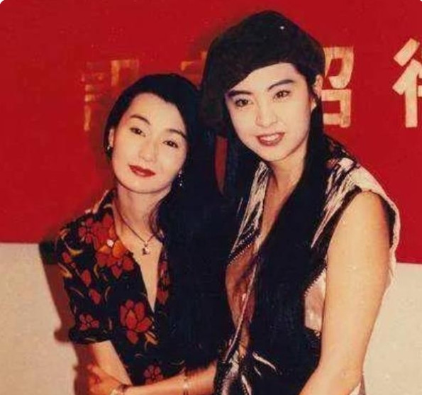 那年，徐克导演打算筹拍《青蛇》，就去邀请巩俐出演女二号“白蛇”。巩俐一听，马上问