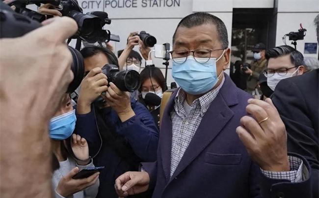 黎智英获三项罪名成立，真是罪有应得，大快人心，这种人留着就是祸害，坐牢都是在浪费