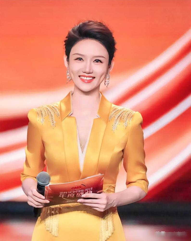 撕开龙洋“零绯闻”面具，才知她有多敢爱。她曾一头扎进和一个普通上班族的感情