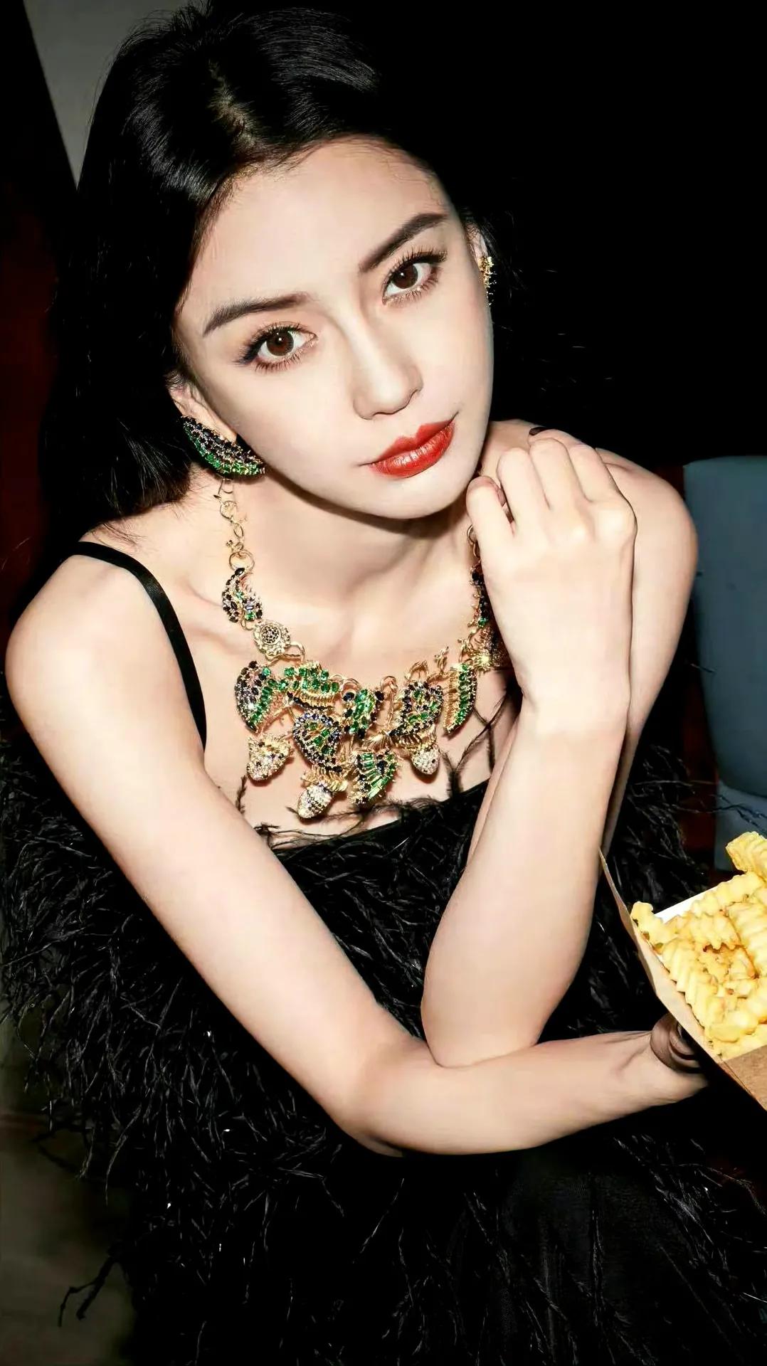 杨颖：奢华珠宝配黑裙，红唇诱惑，尽显优雅气质！怎样完成气质风穿搭杨颖Angl