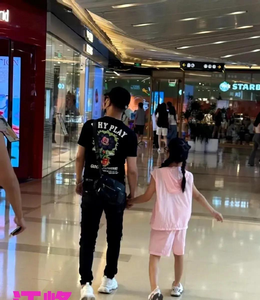 章子怡和汪峰的相处模式挺值得推荐的，两个人都会抽出时间陪孩子，但是却从不同框，如