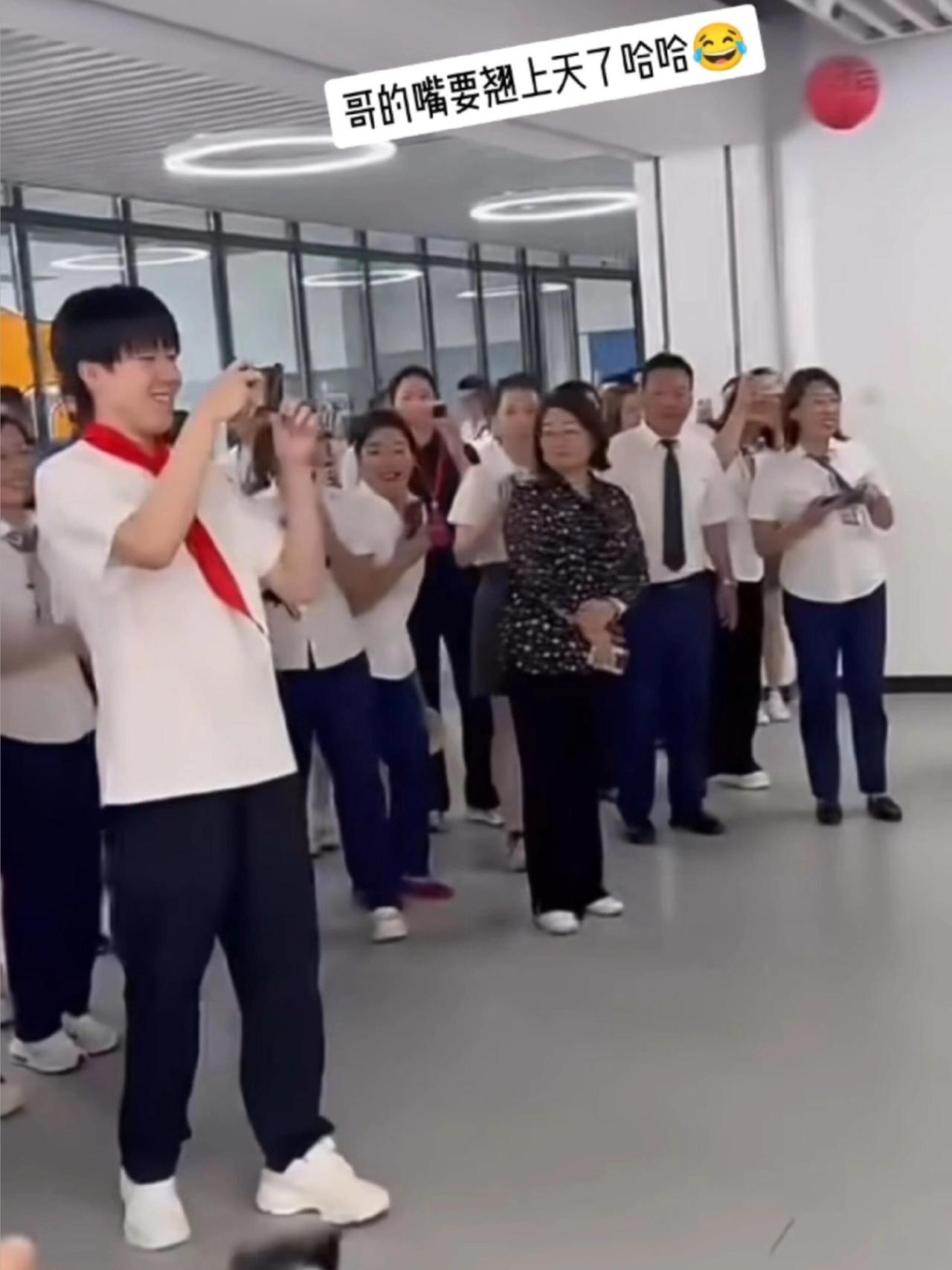 王楚钦日后女儿奴没错了，小朋友在跳舞，王楚钦的手机就一直在拍，主要是笑的合不拢嘴