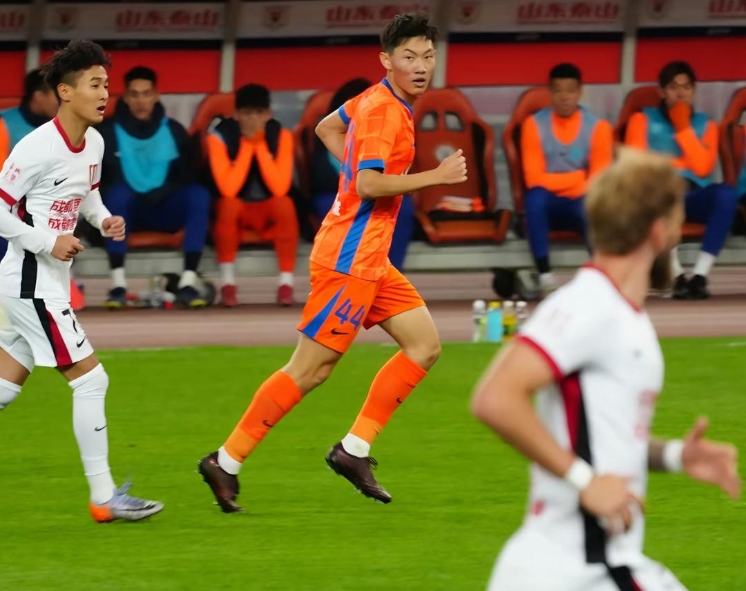 不愧为山东泰山各级梯队年龄段的绝对主力和队长，场上表现是真稳呀，和彭啸绝对能组成