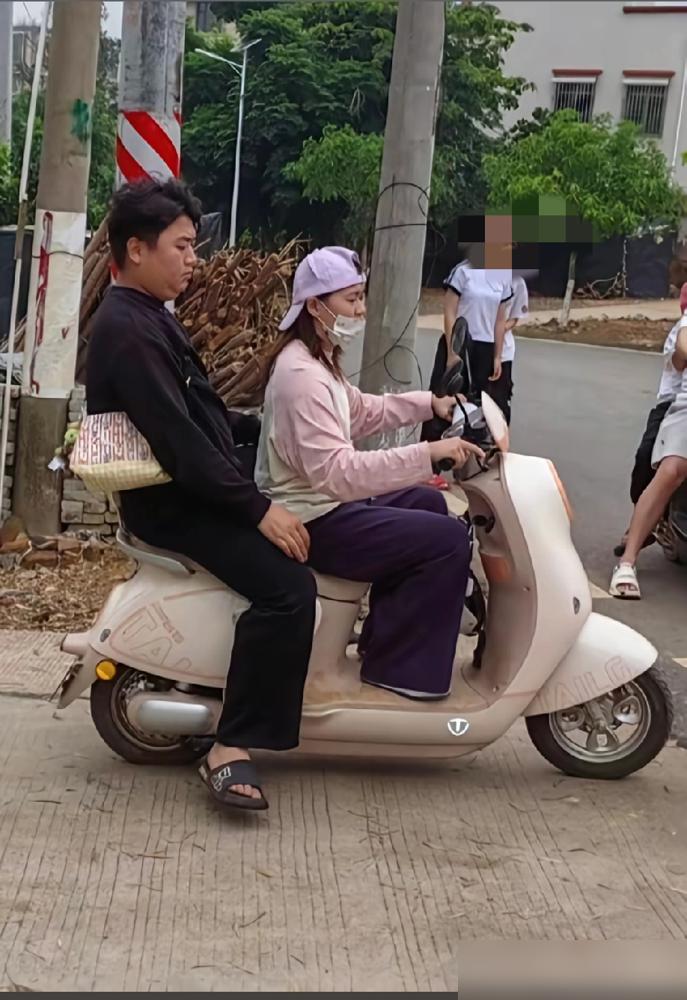 全红婵不是被全网供奉的“跳水神童”，她是无数人眼中必须0失误的精密零件。当这