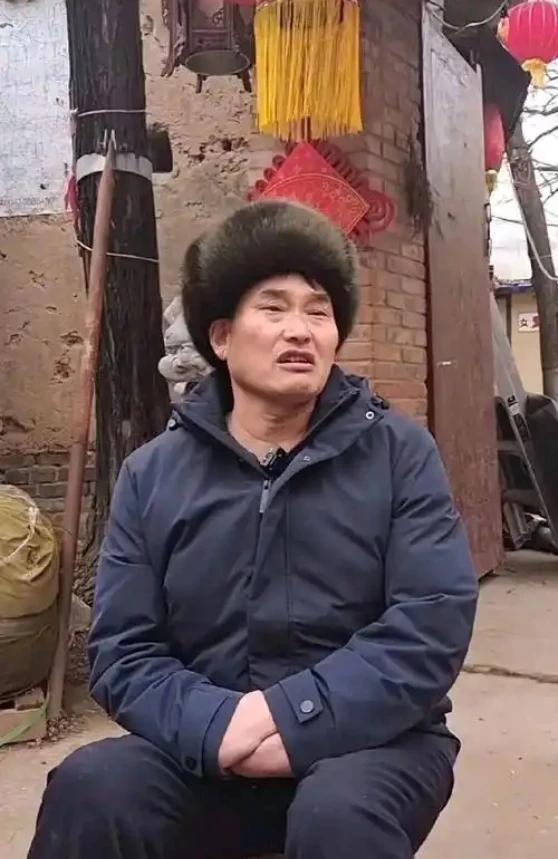 当流量热潮如潮水般退去，大衣哥朱之文没被虚荣裹挟，而是回归田园。他依旧穿着朴素，