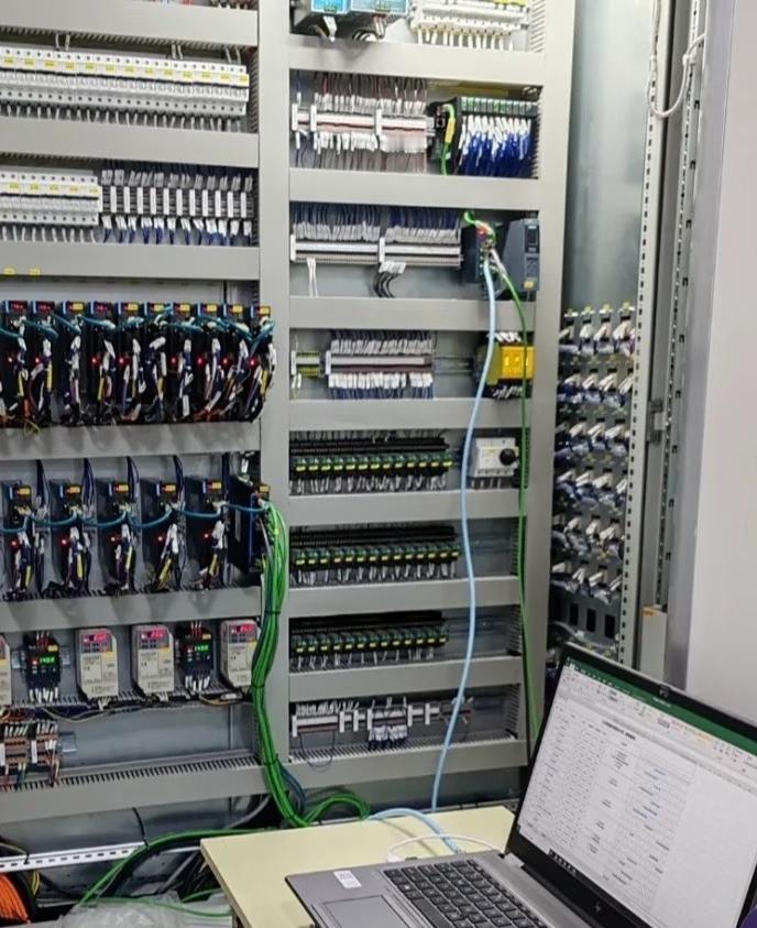 这事能干吗？辛辛苦苦调试了好几个通宵把这条产线程序弄出来了，然后老板跟我讲，私底