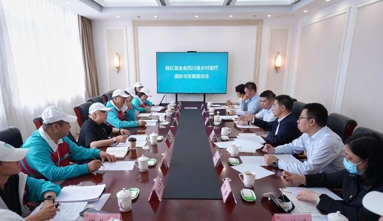 韩红高调出场，玉上有何感想？据报道，10月12日，韩红爱心慈善基金会与四川省