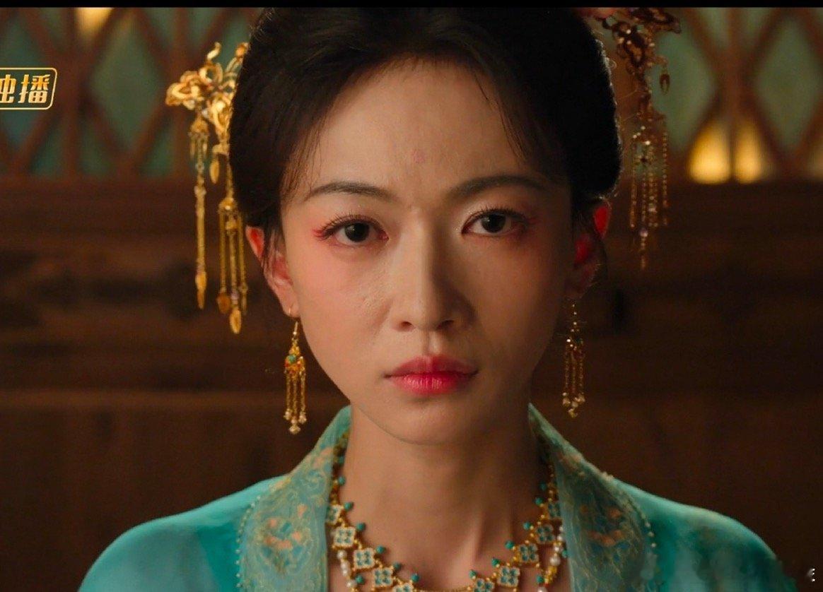 吴谨言也是早就不适合古偶了，要不是于妈，这个颜值状态放短剧里都没人看