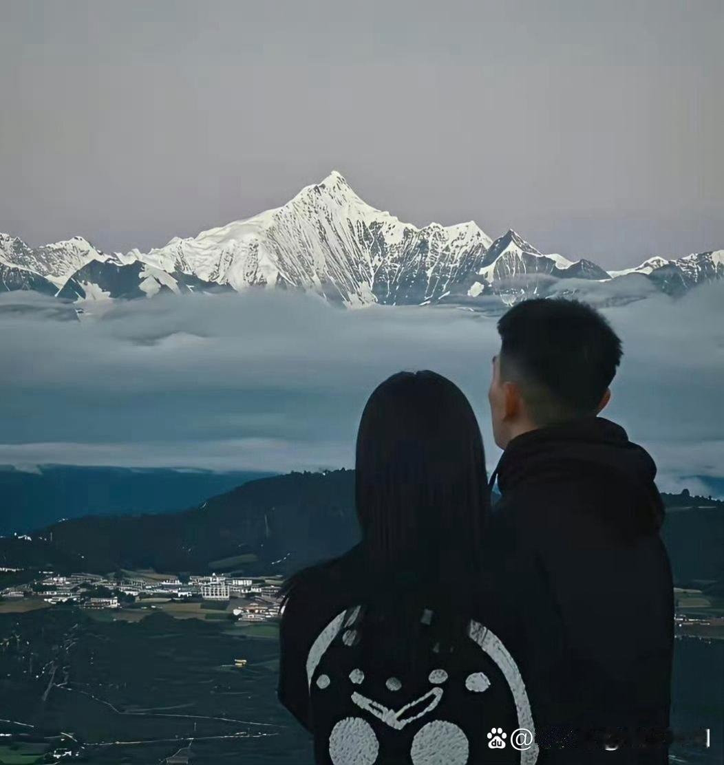 张馨予老公何捷晒照并配文：真正的爱情无需喧嚣，静水深流处自有回响！这就是传说中的神仙爱情吧！​