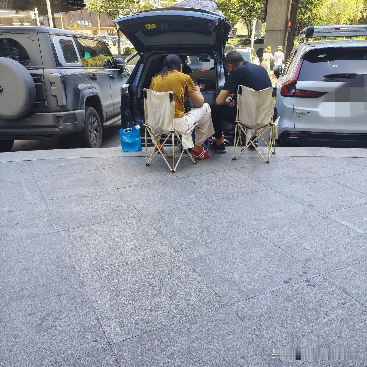 中午14:10，我吃完饭午休的时候，在马路边的停车场，无意中看到的一幕（下图）。