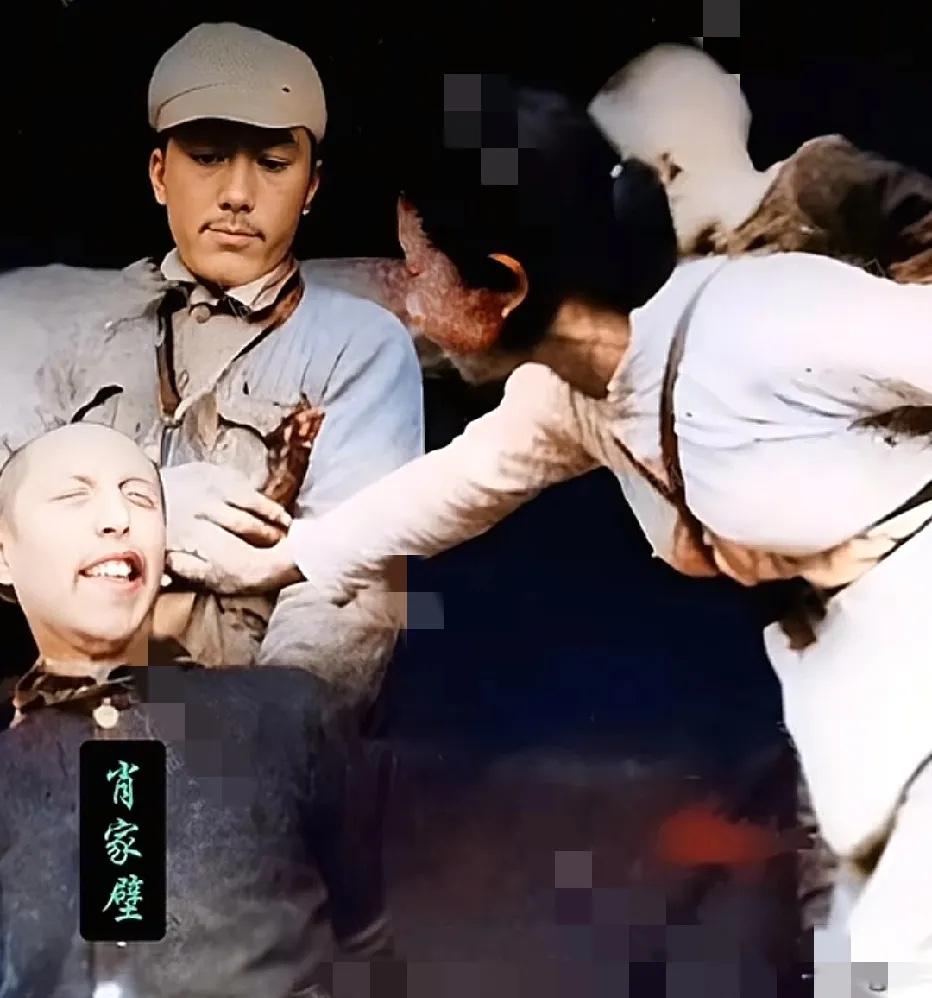 1949年11月，“肖屠夫”肖家璧在公审现场时的一幕，一位背着孩子的母亲冲到了台