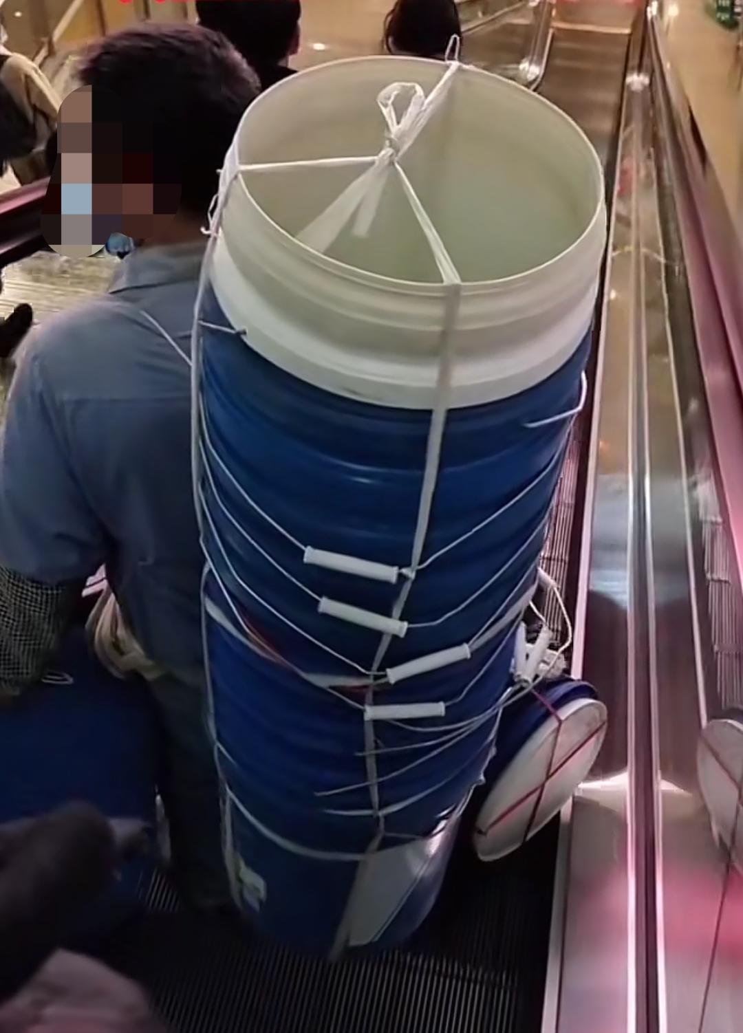 春运路上，这位54岁大叔火了。在春运大潮的车站里，有人西装革履归乡，有人轻装