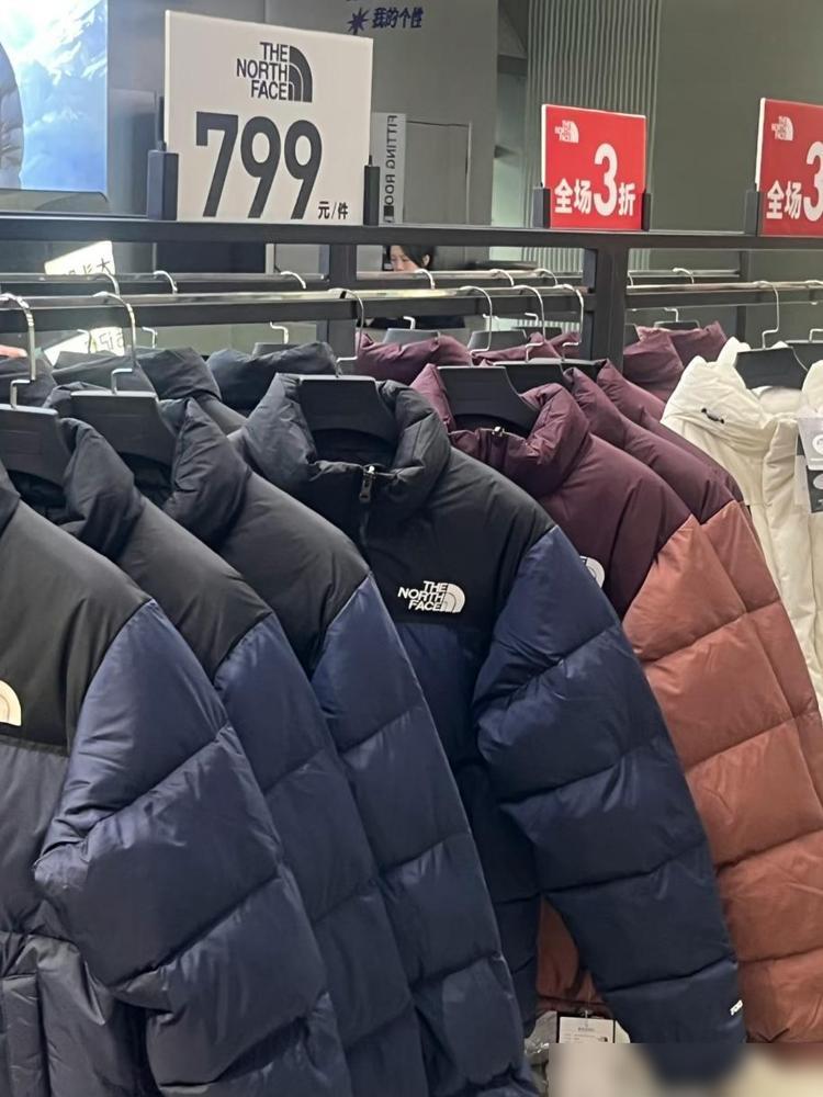 大家有没有发现？现在大学生真是太有钱了。今天看到几个大学生，都穿的波司登、北