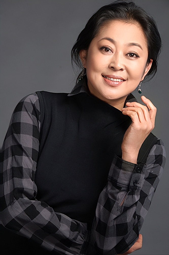 倪萍家包括保姆一共5个人，但她每天做4只海参，保姆没份。倪萍姥姥说:“你个傻子，