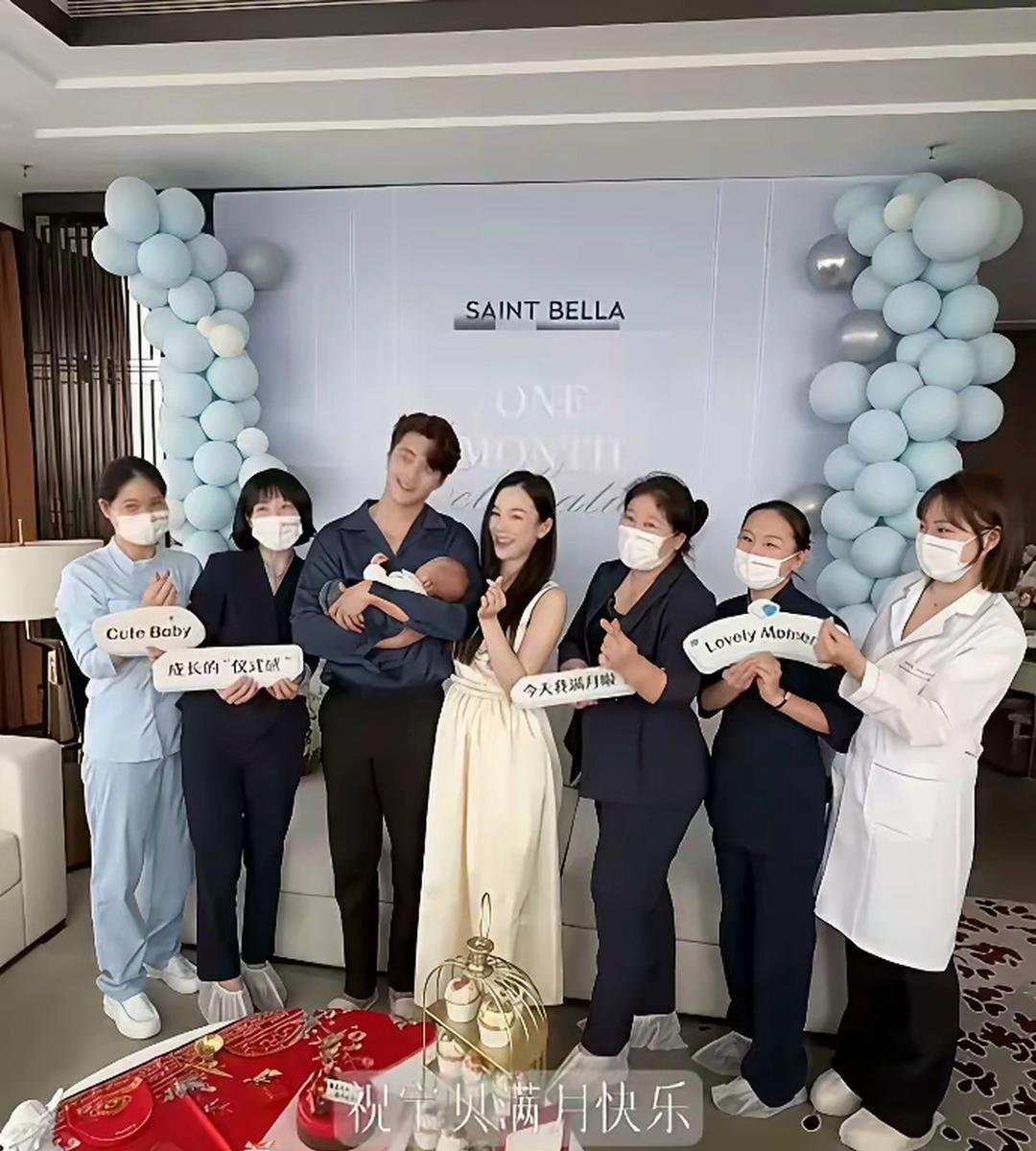 张檬儿子满月，婆家送大金链子，完全不像生过孩子的样子，恢复的太好了，就是老公小五