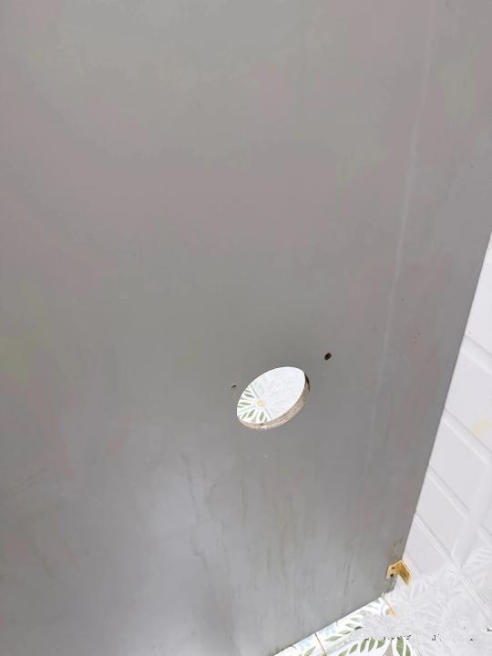 上厕所的尴尬瞬间。我许久未曾去过公厕，今日外出办事时去了一回。进去之后，我竟发现