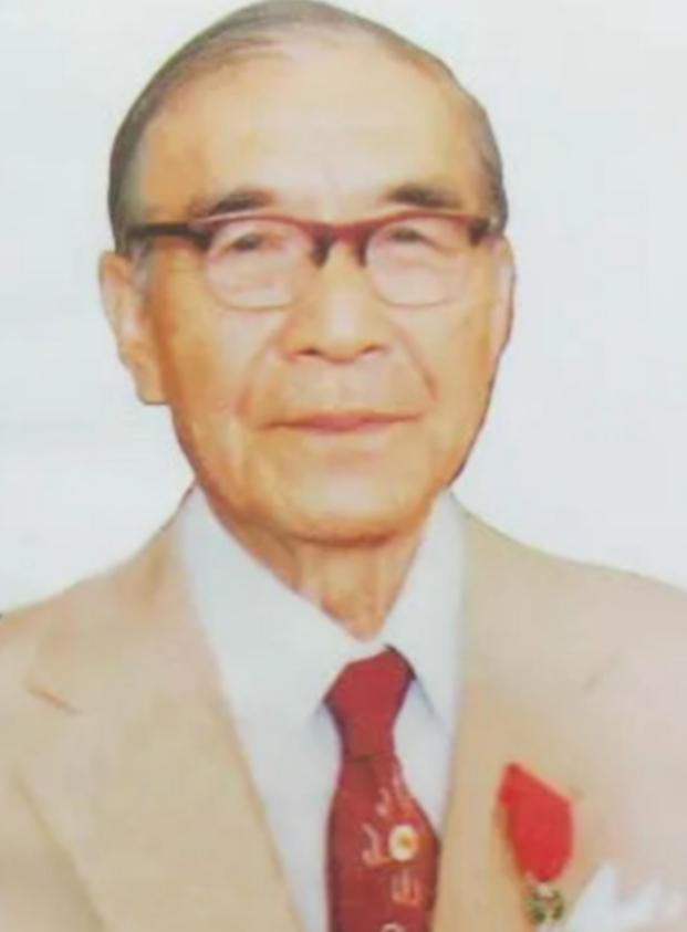 85岁的邝安堃，喝醉酒后把23岁的小保姆当成了亡妻，抱着她喃喃念着思念。保