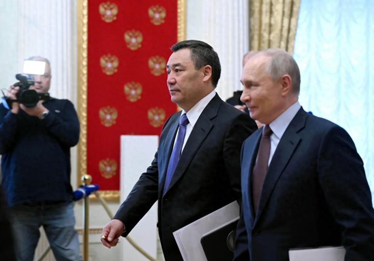 4月23日，在吉尔吉斯斯坦首都比什凯克，上合组织交通部长会议的现场发生了一幕让全