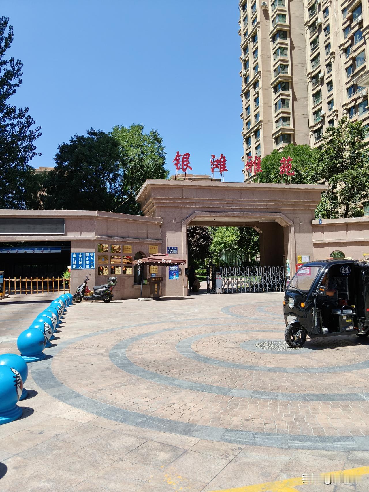 银滩雅苑小区位于兰州市安宁区海关附近，这个小区一共有三个门，西门在黄河印象路，南