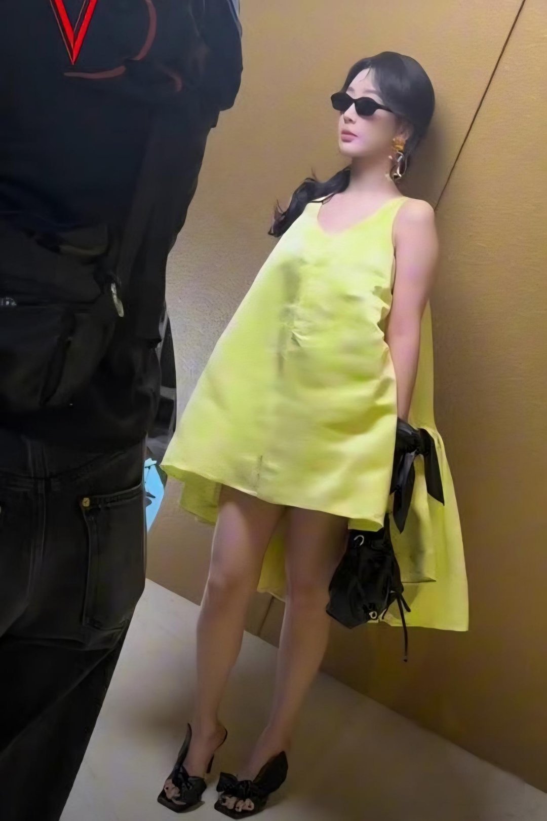 杨紫穿的这是啥呀？继金鹰奖一身大红被吐槽后，纪梵希大秀的造型又令人眼前一黑！​