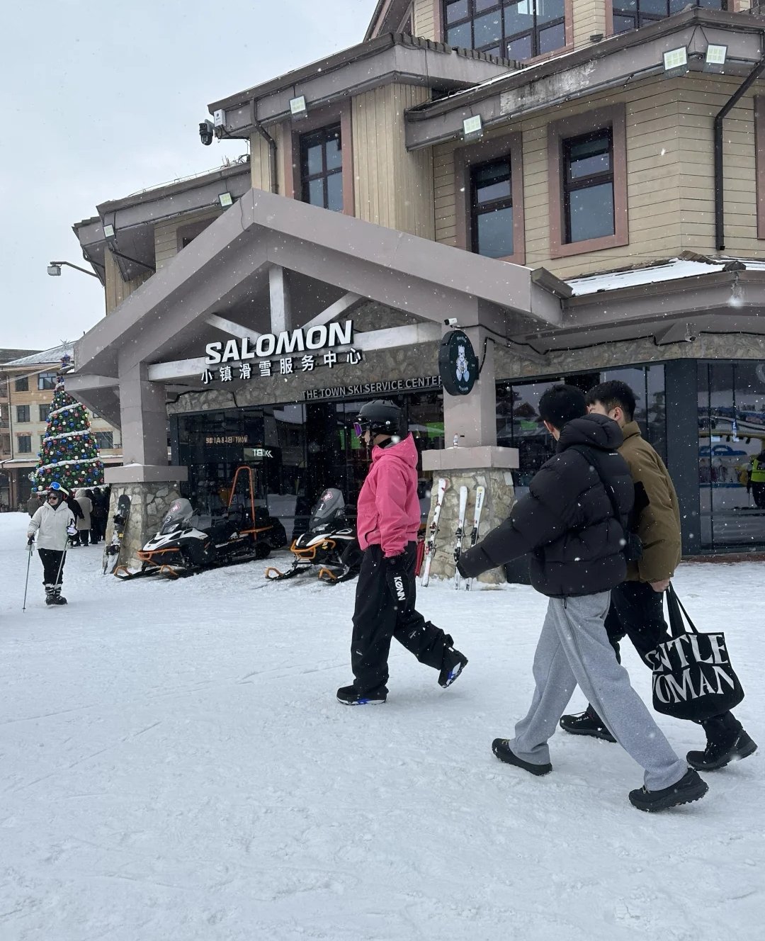 感觉李晨有老人味了网友滑雪场偶遇李晨。。这粉红色的外套太显老了，一股子老人味