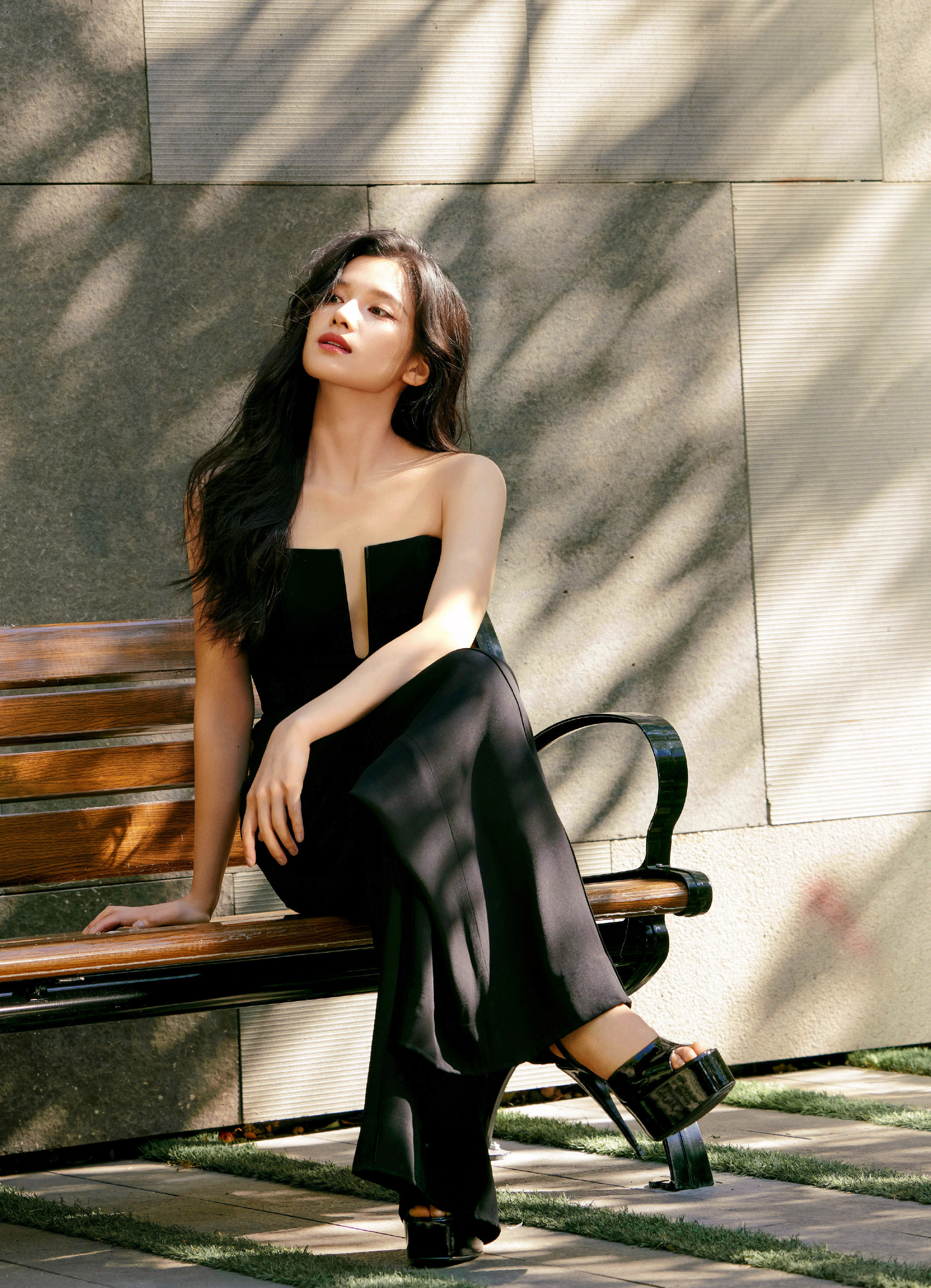 张婧仪黑色妆造美图集：浪漫且优雅。张婧仪