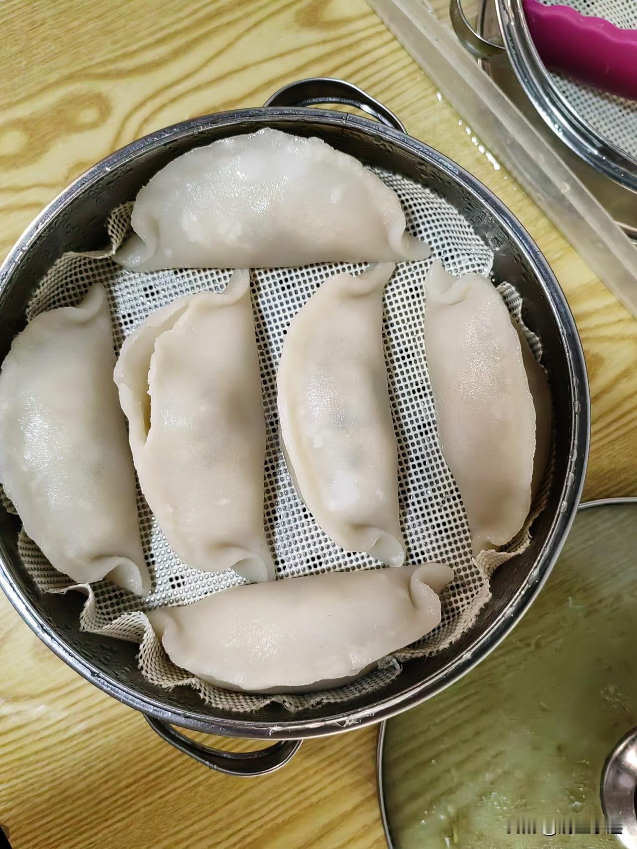 想问一下南方人喜欢吃饺子吗?南方人肯定没有北方人那么爱吃饺子。我经常看到北方