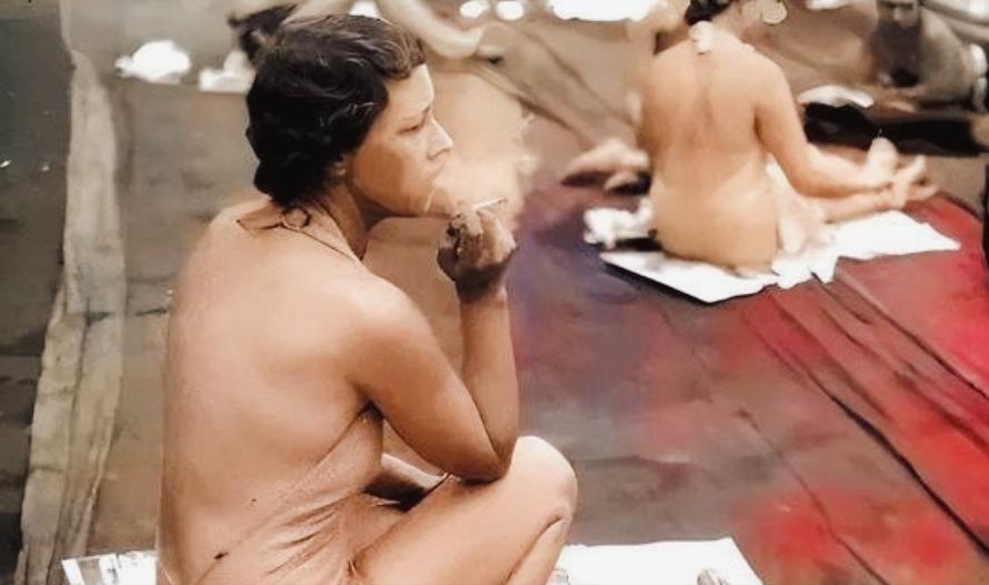 1908年，美国纽约街头，一个女人蹲在路边，手里夹着香烟，慢慢吐着烟圈。对她来说