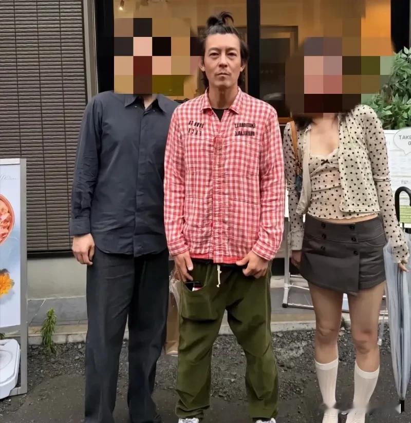 近日不少网友嘲讽45岁的陈冠希满脸沧桑，我觉得只不过人家没医美，没包装而已，看的