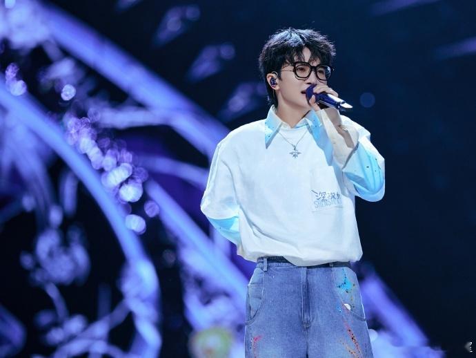 周深有自己的我只在乎你周深香港演唱会后的这段采访，让我感受到了他对歌迷的深情厚