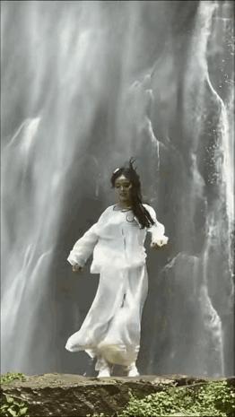 “火到人民日报了！”福建泉州，五一假期暴雨倾盆，一位21岁女生独自站在瀑布前的湿