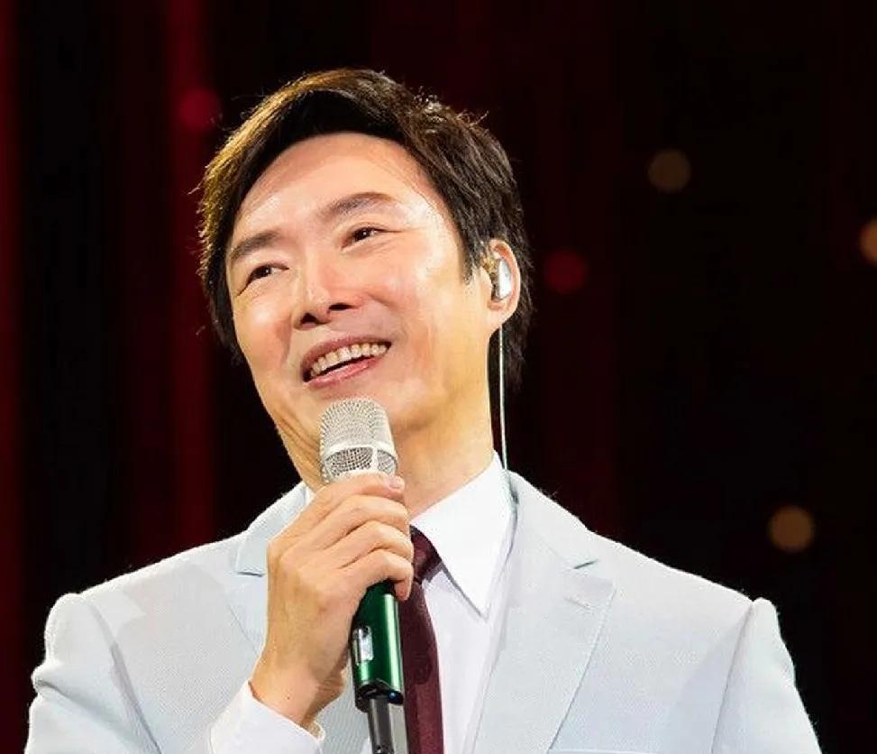 退圈6年的费玉清近况曝光，4月8日突然登上热搜。好友方芳透露，他改用微信后就停用