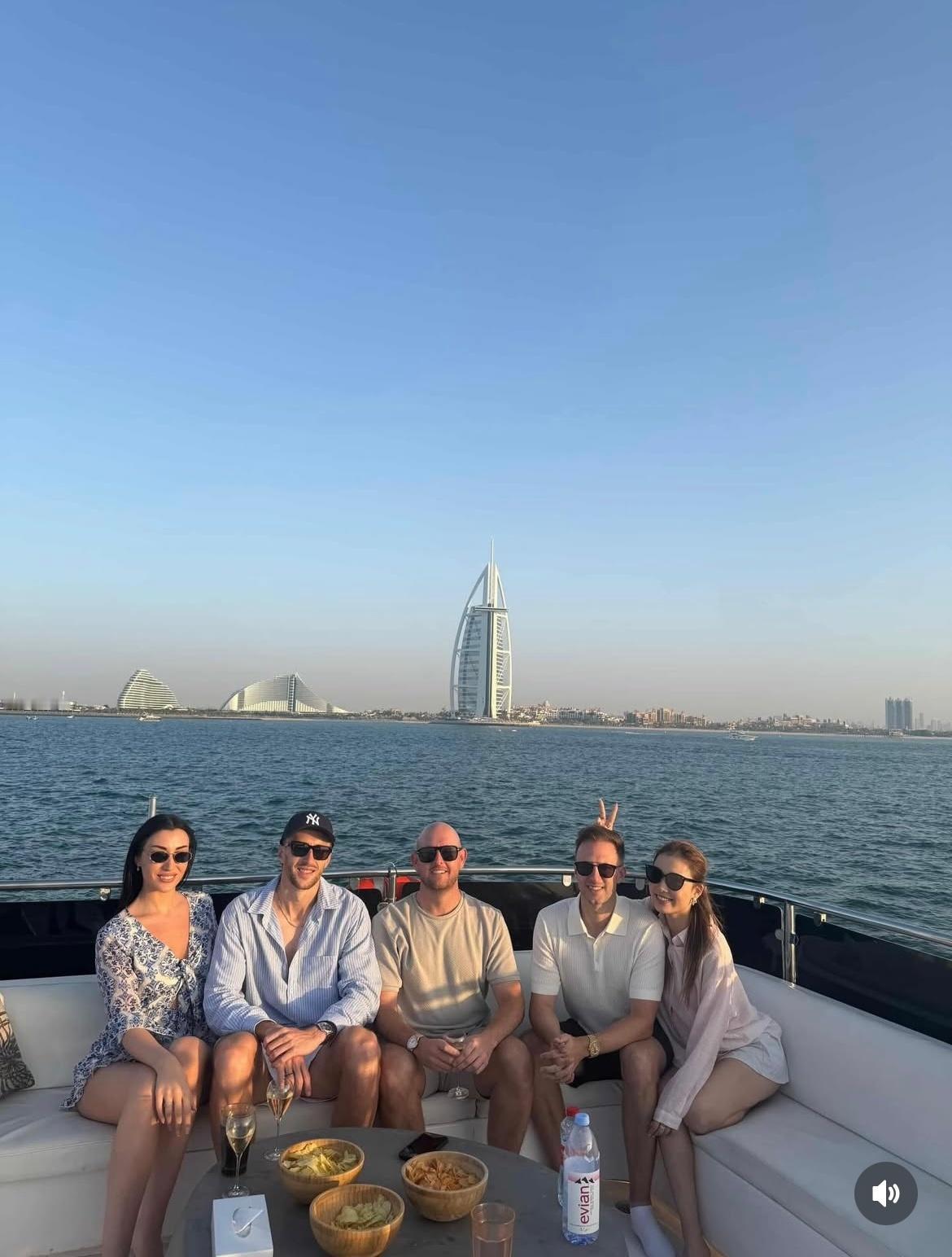 罕见！特鲁姆普竟然和女友马晓晴公布合影了。小特不发这些，马小姐也不发两人合影，