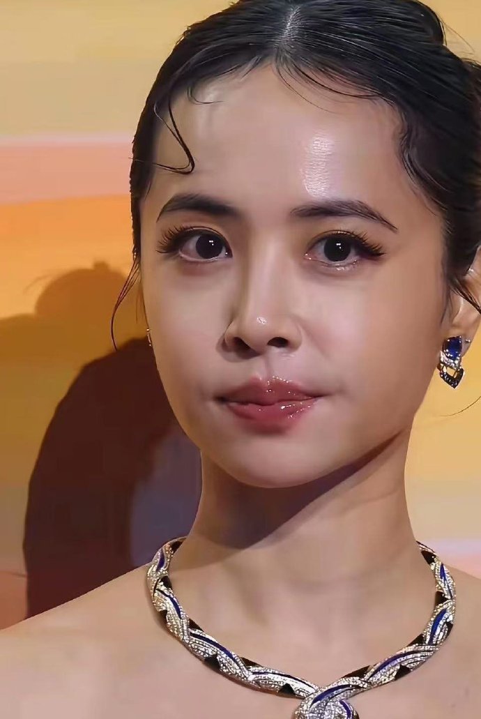 为什么脸上那么细腻光滑，看起来冻龄。然而颈纹却出卖了她​​​